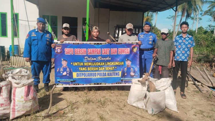 Ditpolairud Polda Kalimantan Tengah melalui Mako Perwakilan DAS Kahayan Bahaur melaksanakan kegiatan gotong royong bersama pihak desa dan masyarakat dengan membersihkan sampah di sungai Desa Tanjung Perawan, DAS Kahayan Bahaur, Kecamatan Kahayan Kuala, Kabupaten Pulang Pisau, Kalimantan Tengah, Sabtu (17/01/2026).