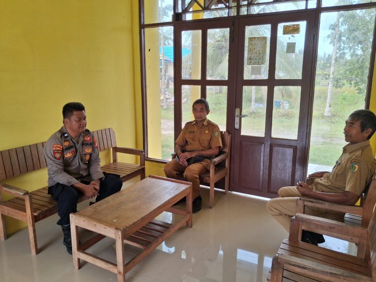 Bhabinkamtibmas Polsek Rakumpit Polresta Palangka Raya melaksanakan kegiatan sambang dan silaturahmi ke Kantor Kelurahan Pager, Kecamatan Rakumpit, Kota Palangka Raya, Sabtu (17/1/2025).