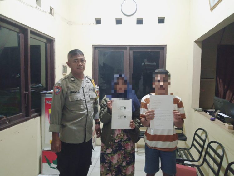 Polsek Sabangau Polresta Palangka Raya memfasilitasi penyelesaian permasalahan keluarga melalui upaya mediasi yang berlangsung di Mako Polsek Sabangau, Jalan Mahir Mahar Km 16, Kelurahan Kalampangan, Kecamatan Sabangau.