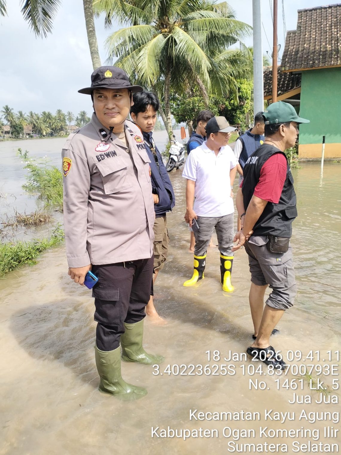 Kegiatan pemantauan dilakukan bersama Babinsa, Bhabinkamtibmas, Ketua LPM Kelurahan Kedaton, mahasiswa KKN Universitas Muhammadiyah Palembang angkatan ke-65, serta jajaran staf kelurahan. Pemantauan terfokus di wilayah rawan terdampak, terutama di Lingkungan III RT 06, Kecamatan Kayuagung, Kabupaten Ogan Komering Ilir (OKI).