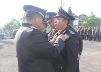 Kapolresta Palangka Raya Kombes Pol Dedy Supriadi, S.I.K., M.H. menyematkan tanda kehormatan Satya Lencana kepada personel Polresta Palangka Raya yang telah menunjukkan dedikasi dan pengabdian panjang kepada institusi Polri, Senin (19/1/2026).