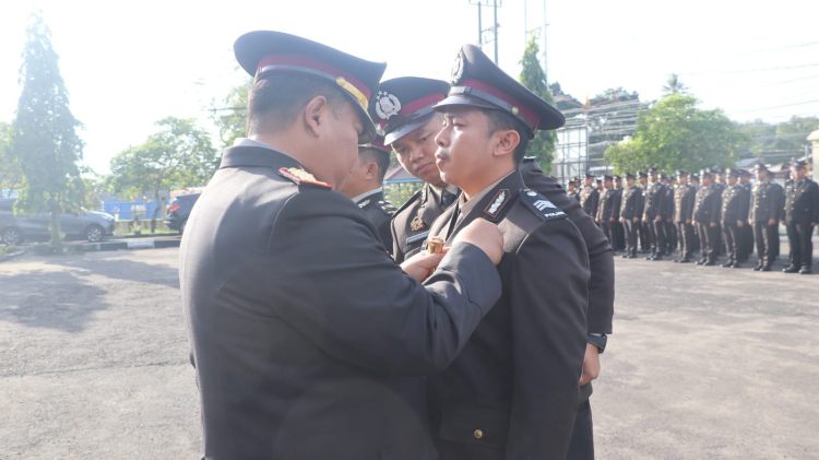 Kapolresta Palangka Raya Kombes Pol Dedy Supriadi, S.I.K., M.H. menyematkan tanda kehormatan Satya Lencana kepada personel Polresta Palangka Raya yang telah menunjukkan dedikasi dan pengabdian panjang kepada institusi Polri, Senin (19/1/2026).