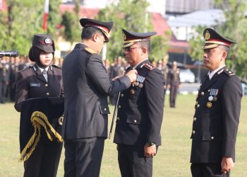 Bertindak selaku inspektur upacara (Irup) Kapolda Irjen Pol Iwan Kurniawan, S.IK., M.Si. dan turut dihadiri Wakapolda Brigjen Pol Drs. Yosi Muhamartha, sejumlah pejabat utama serta seluruh personel Polri dan Aparatur Sipil Negara (ASN) di Polda Kalteng.