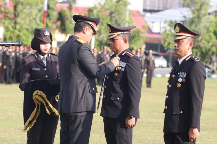 Bertindak selaku inspektur upacara (Irup) Kapolda Irjen Pol Iwan Kurniawan, S.IK., M.Si. dan turut dihadiri Wakapolda Brigjen Pol Drs. Yosi Muhamartha, sejumlah pejabat utama serta seluruh personel Polri dan Aparatur Sipil Negara (ASN) di Polda Kalteng.