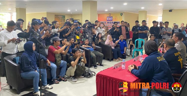Press release tersebut dipimpin langsung oleh Kabid Humas Polda Sulsel Kombes Pol. Didik Supranoto, S.I.K., M.H., didampingi Kabiddokkes Polda Sulsel, perwakilan Pusdokkes Polri selaku Kabid DVI, serta unsur Bareskrim Polri melalui Kabiddaktikkrim Pusident.