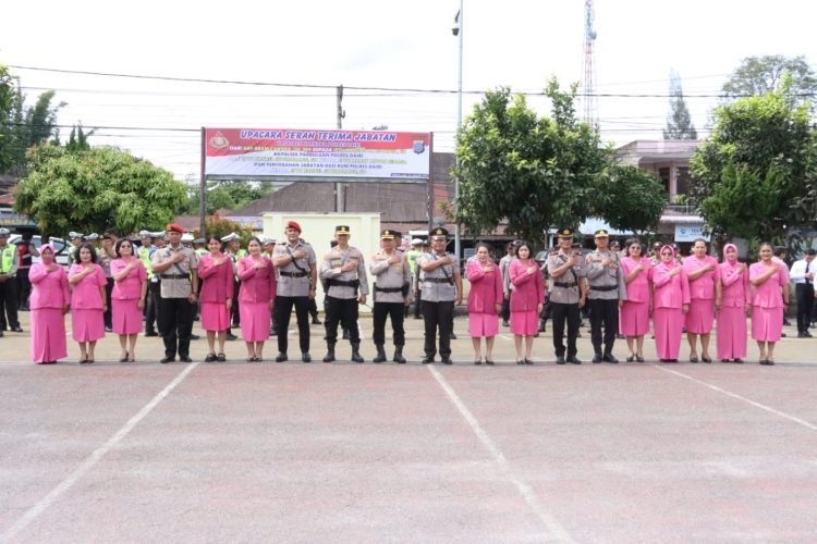 Polres Dairi melaksanakan upacara Serah Terima Jabatan (Sertijab) sejumlah pejabat utama di lingkungan Polres Dairi, bertempat di halaman apel Mapolres Dairi, Jalan SM Raja No. 08, Kecamatan Sidikalang, Kabupaten Dairi, pada Selasa (20/01/2026).