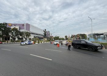 Kanit Turjawali Satuan Lalu Lintas Polresta Palangka Raya memimpin langsung pengaturan arus lalu lintas di Jalan Tjilik Riwut, tepatnya di kawasan Bundaran Besar, pada Rabu (21/1/2026) pagi, menyusul adanya tumpahan oli di badan jalan yang berpotensi membahayakan keselamatan pengguna jalan.