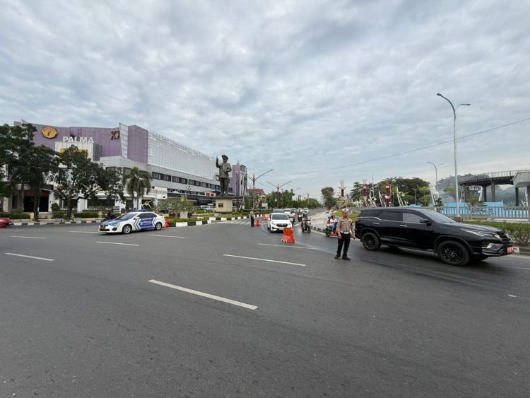 Kanit Turjawali Satuan Lalu Lintas Polresta Palangka Raya memimpin langsung pengaturan arus lalu lintas di Jalan Tjilik Riwut, tepatnya di kawasan Bundaran Besar, pada Rabu (21/1/2026) pagi, menyusul adanya tumpahan oli di badan jalan yang berpotensi membahayakan keselamatan pengguna jalan.