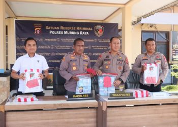 Konferensi Pers dipimpin langsung oleh Kapolres Mura AKBP Franky M. Monathen, S.I.K., didampingi Wakapolres Kompol Puji Widodo, KBO Reskrim Ipda Marelo Antonius dan Kasi Humas Ipda Zaenal Arifin dihalaman Mapolres setenpat, Rabu (21/1/2026).