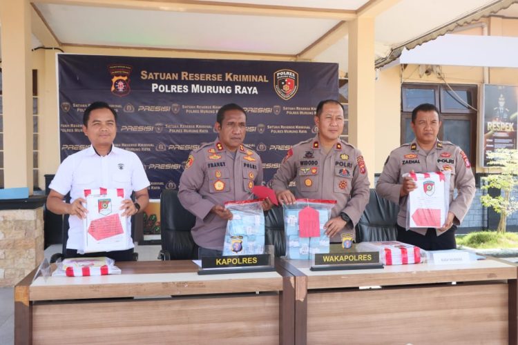Konferensi Pers dipimpin langsung oleh Kapolres Mura AKBP Franky M. Monathen, S.I.K., didampingi Wakapolres Kompol Puji Widodo, KBO Reskrim Ipda Marelo Antonius dan Kasi Humas Ipda Zaenal Arifin dihalaman Mapolres setenpat, Rabu (21/1/2026).