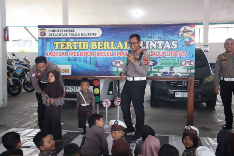Direktorat Lalu Lintas Polda Kalteng melaksanakan kegiatan Pendidikan Masyarakat Lalu Lintas (Dikmas Lantas) kepada murid TK Yasalmuna Palangka Raya yang dilaksanakan di Halaman Sat PJR Ditlantas Polda Kalteng, Rabu (21/1/2026) pagi.
