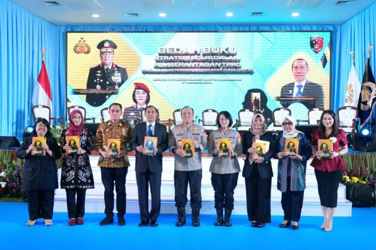 Kepolisian Negara Republik Indonesia menggelar peluncuran dan bedah buku berjudul “Strategi Polri dalam Pemberantasan TPPO: Perlindungan Perempuan dan Anak di Era Digital” pada hari ini, pukul 13.00 WIB, bertempat di Aula Bareskrim Polri Lantai 9.