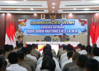 Kapolres Katingan AKBP Dodik Hartono, S.H., S.I.K., M.H., memimpin Commander Wish yang dilaksanakan di Aula Bhayangkara Polres Katingan.