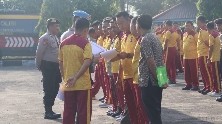 Seksi Profesi dan Pengamanan (Propam) Polresta Palangka Raya melaksanakan pengecekan kehadiran anggota dari seluruh satuan fungsi menjelang apel pagi di Mapolresta Palangka Raya, Jum’at (23/1/2026).
