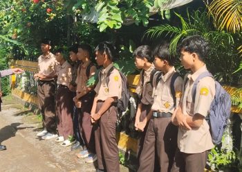 Personel Polsek Sokaraja Polresta Banyumas bergerak cepat menindaklanjuti laporan masyarakat terkait adanya sejumlah siswa sekolah yang kedapatan nongkrong di warung pada saat jam pelajaran berlangsung.