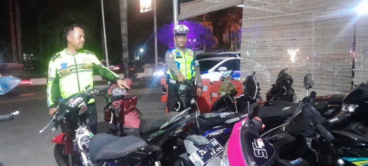 Satuan Lalu Lintas (Satlantas) Polresta Palangka Raya melaksanakan patroli dan penindakan terhadap aksi balapan liar serta penggunaan knalpot brong di kawasan Bandara Tjilik Riwut, tepatnya di Jalan Adonis Samad dan Jalan Ir. Soekarno, Kota Palangka Raya, Sabtu (24/1/2026) sore.