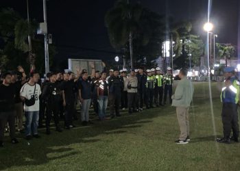 Polres Bitung menggelar Apel Gabungan Tim Operasional dalam rangka Kegiatan Rutin Yang Ditingkatkan (KRYD), Sabtu malam (24/01/2026).