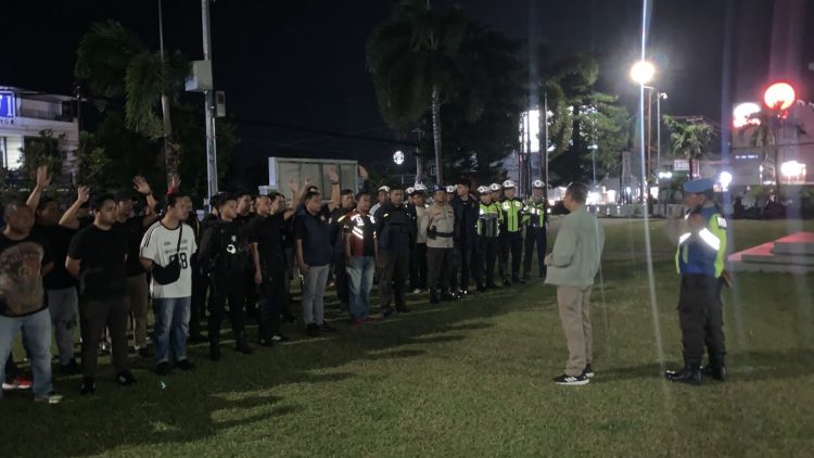 Polres Bitung menggelar Apel Gabungan Tim Operasional dalam rangka Kegiatan Rutin Yang Ditingkatkan (KRYD), Sabtu malam (24/01/2026).