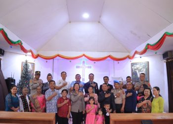Kapolres Samosir AKBP Rina Sry Nirwana Tarigan, S.I.K melaksanakan kunjungan sekaligus ibadah bersama jemaat Gereja HKBP Sidihoni, Desa Sabungan Huta, Kecamatan Ronggur Nihuta, Kabupaten Samosir, Minggu (25/1/2026) sekitar pukul 11.00 WIB.