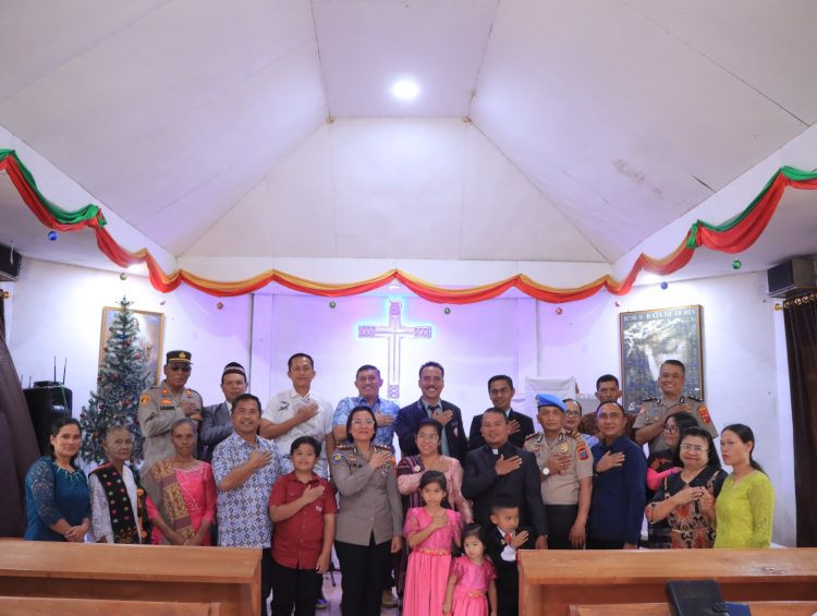 Kapolres Samosir AKBP Rina Sry Nirwana Tarigan, S.I.K melaksanakan kunjungan sekaligus ibadah bersama jemaat Gereja HKBP Sidihoni, Desa Sabungan Huta, Kecamatan Ronggur Nihuta, Kabupaten Samosir, Minggu (25/1/2026) sekitar pukul 11.00 WIB.