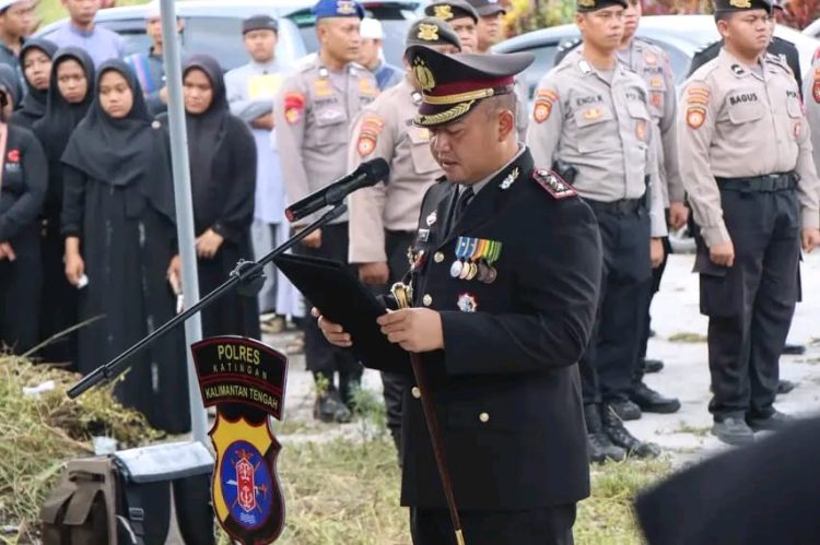 Kapolres Katingan AKBP Dodik Hartono, S.H., S.I.K., M.H., memimpin upacara pemakaman almarhum Bripka Prasetya Wibawa. Upacara berlangsung khidmat dan dihadiri jajaran Polres Katingan, keluarga almarhum, serta masyarakat setempat. Minggu (25/01/2026) siang.