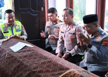Kapolda Jawa Barat, Irjen Pol. Dr. Rudi Setiawan, S.I.K., S.H., M.H., melaksanakan takziah ke rumah duka almarhum Ipda Anumerta Hendra Kurniawan.