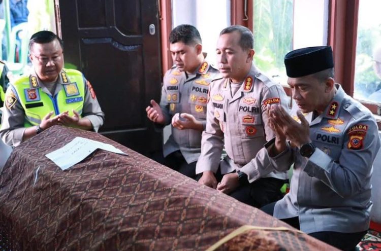 Kapolda Jawa Barat, Irjen Pol. Dr. Rudi Setiawan, S.I.K., S.H., M.H., melaksanakan takziah ke rumah duka almarhum Ipda Anumerta Hendra Kurniawan.