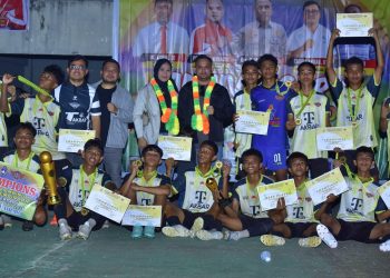 Para pemain juara Piala Akbar U-17 Riau–Sumbar berfoto bersama Ketua Elang Tiga Hambalang Riau, Pebriyan Winaldi usai seremoni penyerahan hadiah di Stadion Bangkinang, Kabupaten Kampar.