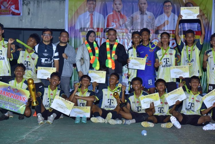 Para pemain juara Piala Akbar U-17 Riau–Sumbar berfoto bersama Ketua Elang Tiga Hambalang Riau, Pebriyan Winaldi usai seremoni penyerahan hadiah di Stadion Bangkinang, Kabupaten Kampar.