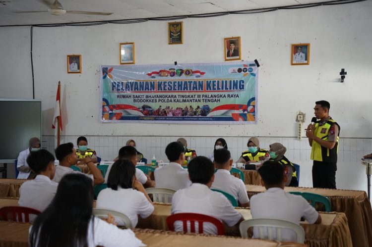 Rumah Sakit (Rumkit) Bhayangkara Tingkat III Palangka Raya Polda Kalteng melaksanakan kegiatan pemeriksaan kesehatan gratis bagi siswa SMAN 4 Kota Palangka Raya