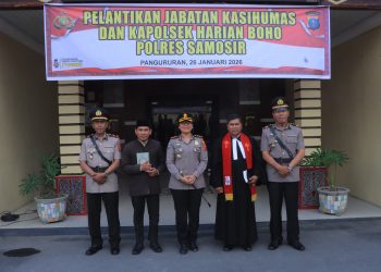 Kapolres Samosir AKBP Rina Sry Nirwana Tarigan, S.I.K secara resmi melantik Kasi Humas dan Kapolsek Harian Boho Polres Samosir dalam upacara pelantikan jabatan yang digelar di halaman apel Mako Polres Samosir, Senin (26/1/2026) sore.