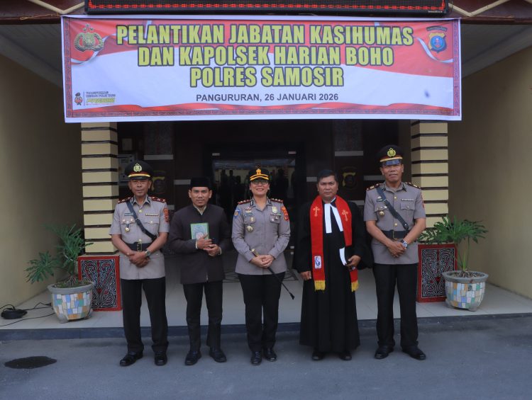Kapolres Samosir AKBP Rina Sry Nirwana Tarigan, S.I.K secara resmi melantik Kasi Humas dan Kapolsek Harian Boho Polres Samosir dalam upacara pelantikan jabatan yang digelar di halaman apel Mako Polres Samosir, Senin (26/1/2026) sore.