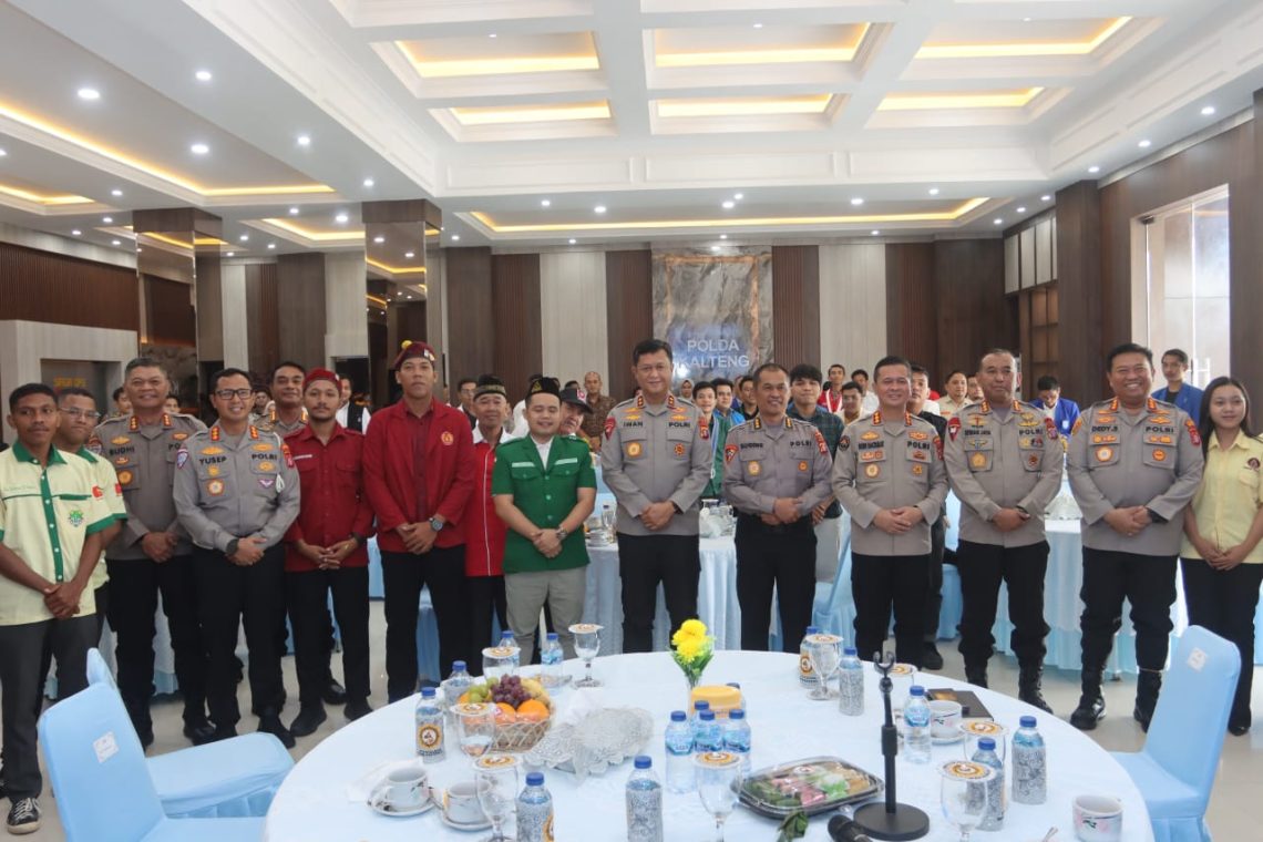 Kapolda Kalteng dalam acara bertajuk 'Obras' "Obrolan Santai" bersama Organisasi Kemasyarakatan Pemuda (OKP) di Lobi Mapolda setempat, Rabu (28/1/2025).