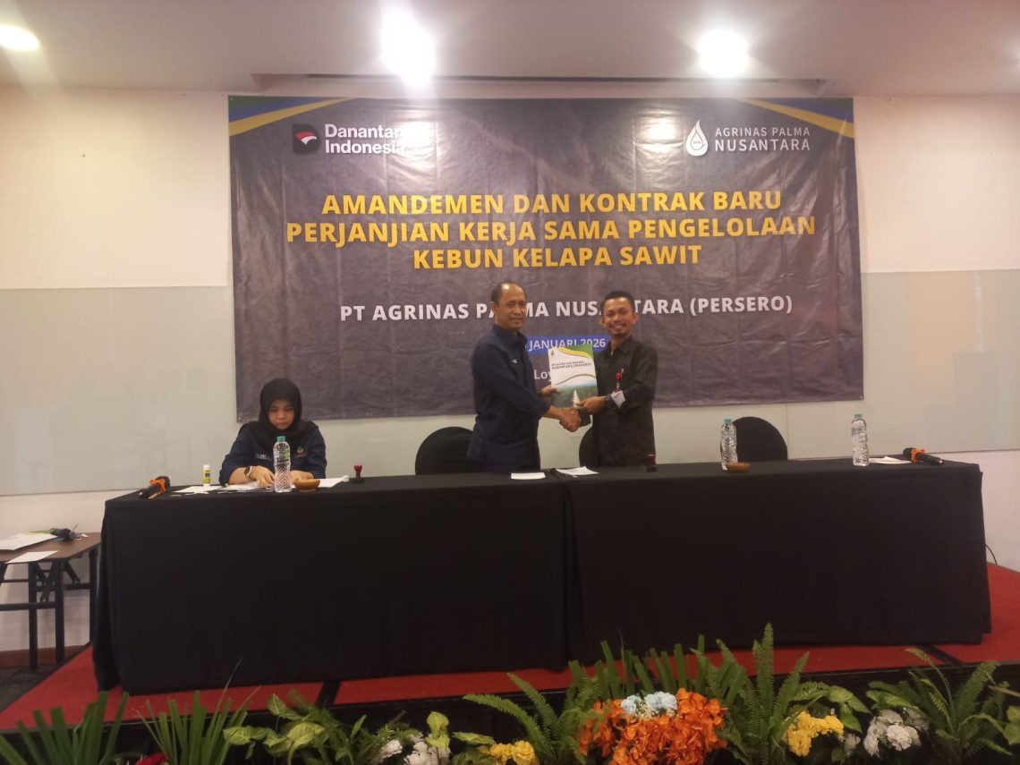 Penyerahan dokumen hasil Amandemen dan Kontrak Baru Perjanjian Kerja Sama Operasional (KSO) Pengelolaan Kebun Kelapa Sawit antara PT Agrinas Palma Nusantara (Persero) dan mitra KSO, dalam kegiatan evaluasi pengelolaan sawit sitaan negara, yang digelar di Jakarta, Januari 2026