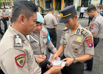 Seksi Profesi dan Pengamanan (Propam) Polresta Palangka Raya melaksanakan kegiatan penegakan ketertiban dan disiplin (Gaktibplin) terhadap personel di lapangan apel Mapolresta Palangka Raya.
