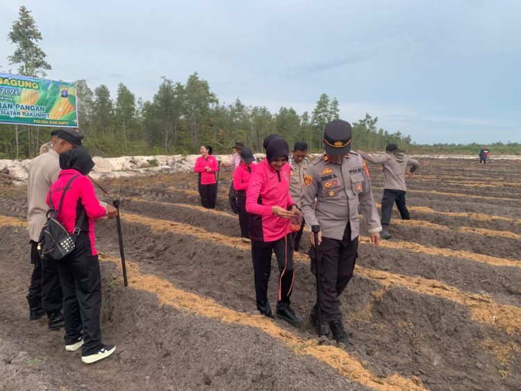 Polsek Rakumpit Polresta Palangka Raya menggelar kegiatan penanaman jagung Kuartal I Tahun 2026 di Kebun Kelompok Tani Elea Farm, Kelurahan Pager, Kecamatan Rakumpit.