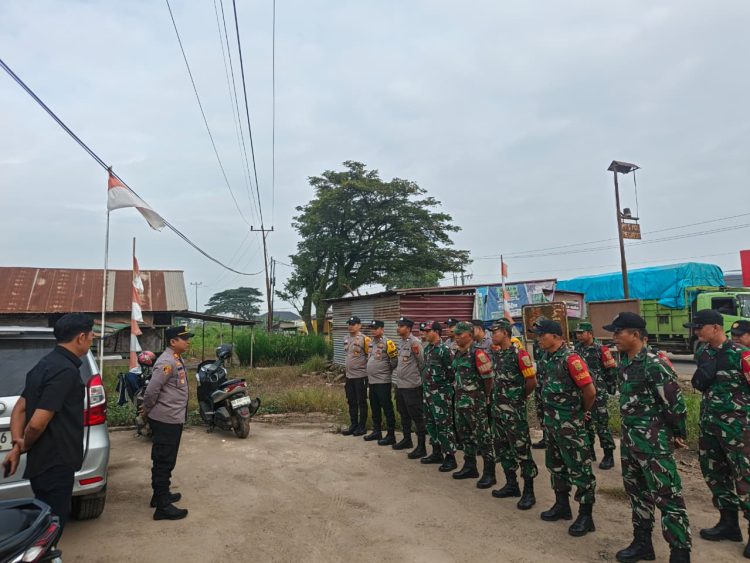 Polsek Pemulutan Polres Ogan Ilir bersinergi bersama TNI dan Dinas Perhubungan Kabupaten Ogan Ilir melaksanakan kegiatan pengamanan jalur perlintasan kunjungan kerja Gubernur Sumatera Selatan, Dr. H. Herman Deru, S.H., M.M., di wilayah Kabupaten Ogan Ilir, Kamis (29/1/2026).