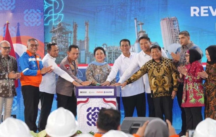 Kapolri Jenderal Pol. Drs. Listyo Sigit Prabowo M.Si., menghadiri kegiatan peresmian proyek revamping ammonia pabrik 2 PT. Pupuk Kalimantan Timur (Kaltim).