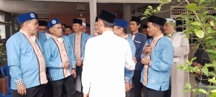 Wakil Bupati Bogor H.Jaro Ade Sedang Berbincang Dengan Para Kades Se-Kecamatan Cileungsi.