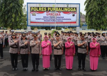Polres Purbalingga menggelar upacara serah terima jabatan (sertijab) Kepala Satuan Lalu Lintas (Kasatlantas) dan Kepala Kepolisian Sektor (Kapolsek) Padamara di halaman Mapolres, Rabu (21/1/2026) pagi.