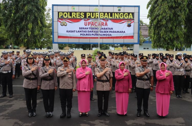 Polres Purbalingga menggelar upacara serah terima jabatan (sertijab) Kepala Satuan Lalu Lintas (Kasatlantas) dan Kepala Kepolisian Sektor (Kapolsek) Padamara di halaman Mapolres, Rabu (21/1/2026) pagi.