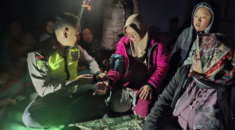 Polres Purbalingga menunjukkan kepedulian nyata kepada masyarakat terdampak bencana alam dengan menghadirkan pelayanan kesehatan gratis melalui Seksi Kedokteran dan Kesehatan (Dokkes), Sabtu (24/1/2026).