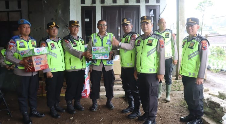 Bantuan yang disalurkan berupa sembako dan kebutuhan pokok bagi warga di lokasi pengungsian, serta bahan makanan untuk mendukung operasional dapur umum di lokasi bencana.