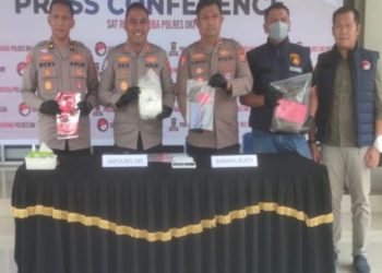 aparat berhasil mengungkap kasus peredaran narkotika jenis sabu dengan barang bukti lebih dari satu kilogram di wilayah Kelurahan Tulung Selapan Ulu, Kecamatan Tulung Selapan, Kabupaten OKI, pada Kamis (28/1/2026) sekitar pukul 17.30 WIB.