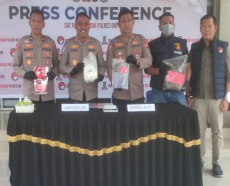 aparat berhasil mengungkap kasus peredaran narkotika jenis sabu dengan barang bukti lebih dari satu kilogram di wilayah Kelurahan Tulung Selapan Ulu, Kecamatan Tulung Selapan, Kabupaten OKI, pada Kamis (28/1/2026) sekitar pukul 17.30 WIB.