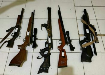 petugas menyita sedikitnya 5 unit senjata angin kaliber 4,5 mm sebagai barang bukti. Terduga pelaku kini telah diamankan untuk menjalani pemeriksaan lebih lanjut di Mapolda Sulut.