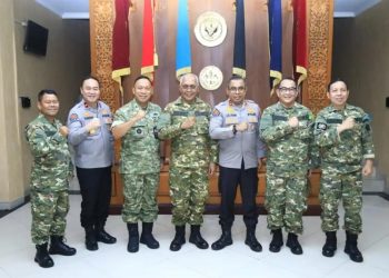 Kepala Divisi Humas Polri Irjen Pol Johnny Edison Isir bersilaturahmi dan berdiskusi dengan para pimpinan media massa dalam kegiatan Retret Orientasi Kebangsaan dan Bela Negara yang diselenggarakan oleh Persatuan Wartawan Indonesia (PWI) bersama Kementerian Pertahanan Republik Indonesia (Kemhan RI) di Pusat Pendidikan Bela Negara Kemhan RI, Rumpin, Bogor, Sabtu (31/1/2026).