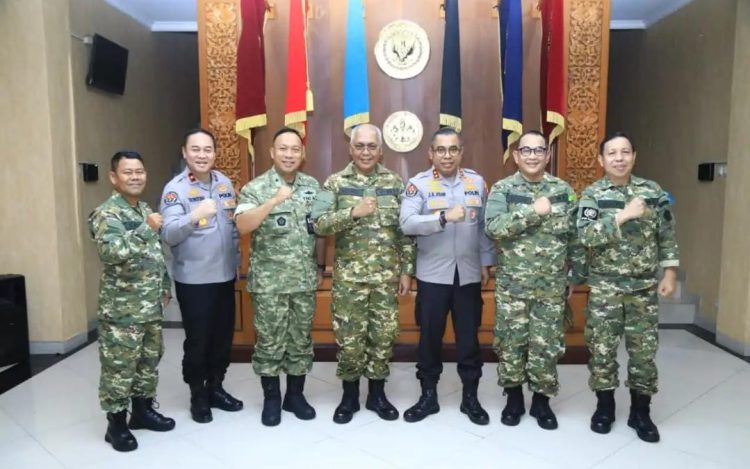 Kepala Divisi Humas Polri Irjen Pol Johnny Edison Isir bersilaturahmi dan berdiskusi dengan para pimpinan media massa dalam kegiatan Retret Orientasi Kebangsaan dan Bela Negara yang diselenggarakan oleh Persatuan Wartawan Indonesia (PWI) bersama Kementerian Pertahanan Republik Indonesia (Kemhan RI) di Pusat Pendidikan Bela Negara Kemhan RI, Rumpin, Bogor, Sabtu (31/1/2026).