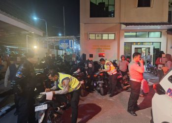 Polres Samosir mengamankan sebanyak 22 unit sepeda motor yang menggunakan knalpot tidak sesuai spesifikasi teknis atau knalpot brong dalam kegiatan razia gabungan TNI–Polri yang digelar hingga Minggu dini hari, 1 Februari 2026.