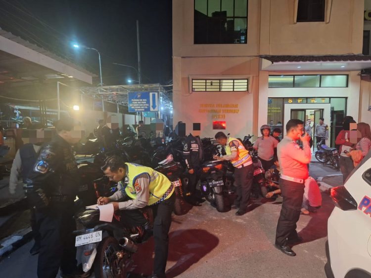Polres Samosir mengamankan sebanyak 22 unit sepeda motor yang menggunakan knalpot tidak sesuai spesifikasi teknis atau knalpot brong dalam kegiatan razia gabungan TNI–Polri yang digelar hingga Minggu dini hari, 1 Februari 2026.